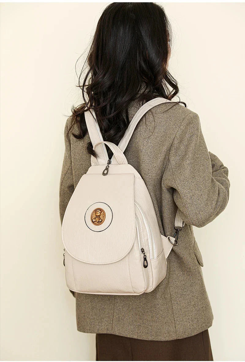 Mochila Feminina Versatta em Couro Sintético